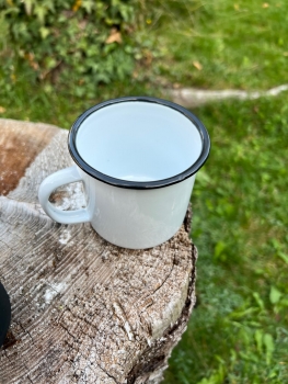 Emaille-Tasse in weiß-schwarz, ca. 350 ml, outdoor
